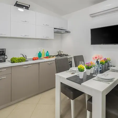 Holiday home Stunning In With Kitchen Banjole